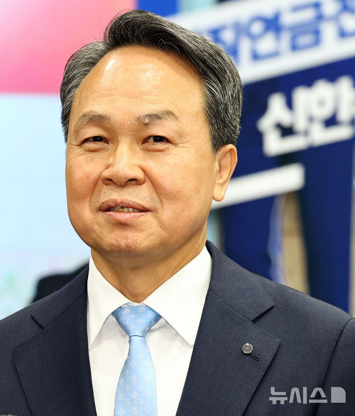 [서울=뉴시스] 최진석 기자 = 신한금융지주 차기 회장 후보로 최종 선출된 진옥동 신한금융그룹 회장이 4일 서울 중구 신한금융지주회사 사옥을 나서며 기자들의 질문에 답하고 있다. 이날 신한금융지주 회장후보추천위원회(