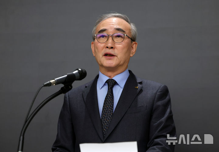 [서울=뉴시스] 홍효식 기자 = 김영섭 KT 대표이사가 지난달 30일 오후 서울 종로구 KT 광화문빌딩 웨스트 사옥에서 소액결제 피해 및 침해사고와 관련해 사과하고 있다.2025.12.30.yesphoto@new