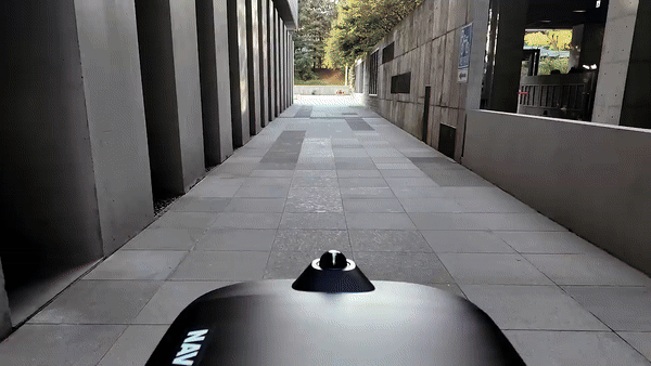 [서울=뉴시스] 네이버는 지난해 12월 실외자율주행로봇 '룽고'의 운행안전인증을 획득했다.룽고는 네이버 본사인 1784 인근에서 신호등을 인식하고 건너는 등 시범 테스트를 거치고 있다.(영상=네이버랩스) *재판매