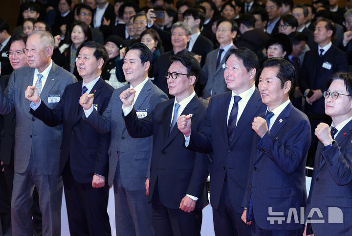 [서울=뉴시스] 조성우 기자 = 김민석 국무총리와 최태원 대한상공회의소 회장 등 참석자들이 2일 오후 서울 중구 대한상공회의소에서 열린 2026 경제계 신년인사회에서 기념촬영하고 있다.2026.01.02.xcon