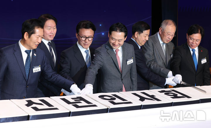 [서울=뉴시스] 사진공동취재단 = 김민석(왼쪽 세번째) 국무총리,정청래(왼쪽) 더불어민주당 대표,<a href=