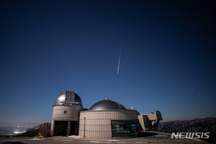 [화천=뉴시스] 정병혁 기자 = 4일 새벽 강원 화천군 조경철천문대에서 바라본 하늘에 사분의자리 유성우가 빛을 내며 떨어지고 있다.2023.01.04.