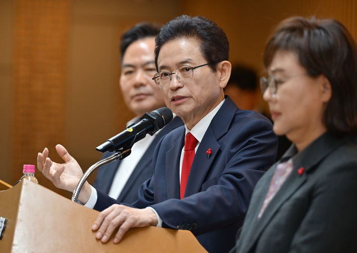 [안동=뉴시스] 이철우 경북지사(가운데)가 29일 도청에서 기자회견을 하고 있다.(사진=경북도 제공) 2025.12.29.*재판매 및 DB 금지