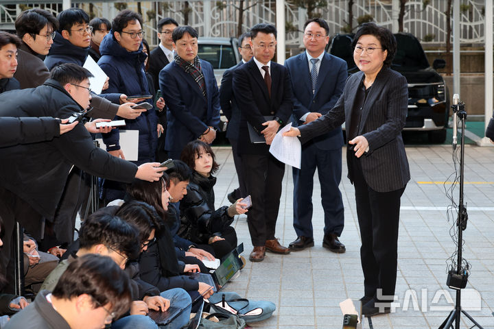 [서울=뉴시스] 배훈식 기자 = 이혜훈 기획예산처 장관 후보자가 30일 오전 서울 중구 예금보험공사에 마련된 인사청문회 준비 사무실로 출근하며 취재진의 질문을 받고 있다.2025.12.30.dahora83@new