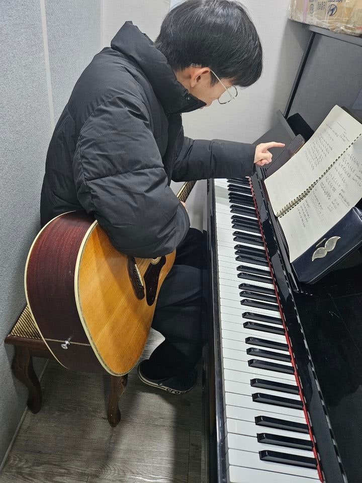 [서울=뉴시스]최다빈씨가 작곡 공부 중인 모습.(사진=김오경 사회복지사 제공) 2026.1.3.*재판매 및 DB 금지