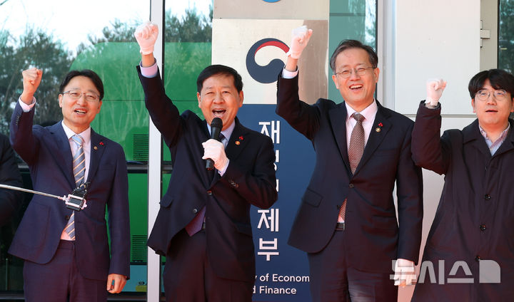 [세종=뉴시스] 강종민 기자 = 구윤철 부총리 겸 재정경제부 장관이 2일 세종시 정부세종청사 중앙동에서 열린 재경부 현판제막식에서 "재경부 출발!"을 외치고 있다.2026.01.02.