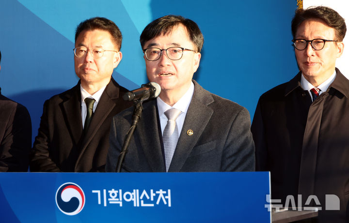 [세종=뉴시스] 강종민 기자 = 임기근 기획예산처 차관이 2일 세종시 정부세종청사에서 열린 기획처 현판제막시에서 출범사를 하고 있다.2026.01.02.