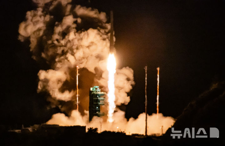 [여수=뉴시스] 황준선 기자 = 한국형 발사체 누리호가 27일 새벽 전남 고흥군 나로우주센터에서 발사되고 있다.민간 기업인 한화에어로스페이스가 기술 이전을 통해 발사체 제작 전 과정을 주관한 누리호 4호기는 오로라