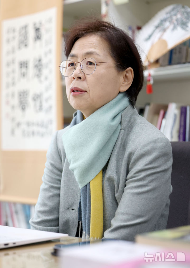 [서울=뉴시스] 김선웅 기자 = 배영자 건국대학교 정치외교학과 교수가 지난달 29일 서울 광진구 건국대학교 교수연구실에서 뉴시스와 인터뷰를 하고 있다.2025.12.29.