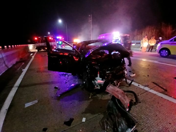[고창=뉴시스] 4일 오전 1시23분께 전북 고창군 고수면을 지나는 서해안고속도로 서울 방면 73㎞ 지점에서 스포츠유틸리티차량(SUV)가 승용차를 견인하던 래커 차량을 들이받는 사고가 발생해 사고에 휘말린 승용차가 