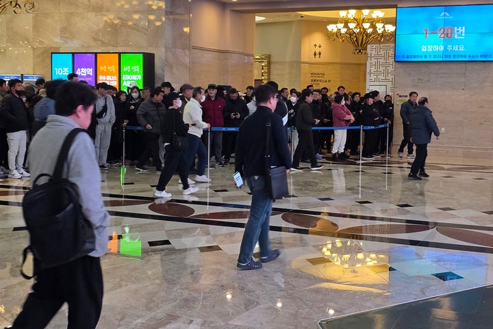 [정선=뉴시스] 지난 3일 오전10시 강원랜드 카지노 입장순번 1~20번' 전광판 안내에 따라 고객들이 이동하고 있다.*재판매 및 DB 금지