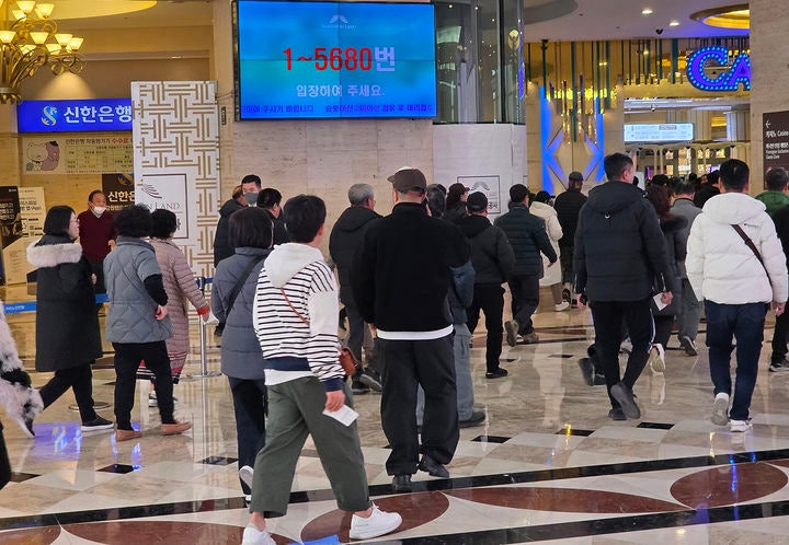 [정선=뉴시스] 지난 3일 오전 강원랜드 입장번호 5680번 입장안내 전광판에 따라 가장 늦은 번호를 받은 고객들이 카지노에 입장하기 위해 이동하고 있다.*재판매 및 DB 금지