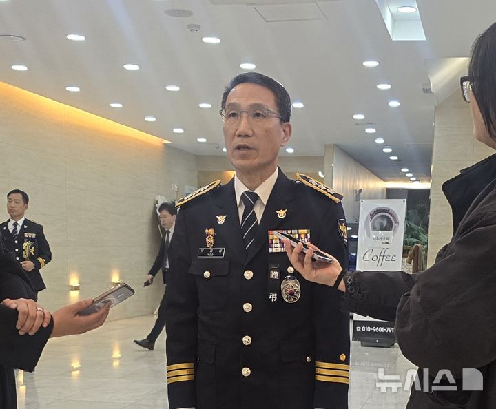 [전주=뉴시스] 강경호 기자 = 교통사고 정리 중 2차 사고로 순직한 고 이승철 경감의 장례가 진행되는 4일 전북 전주시 완산구 전주시민장례문화원에서 유재성 경찰청장 직무대행이 조문을 마친 뒤 취재진과 인터뷰하고 있