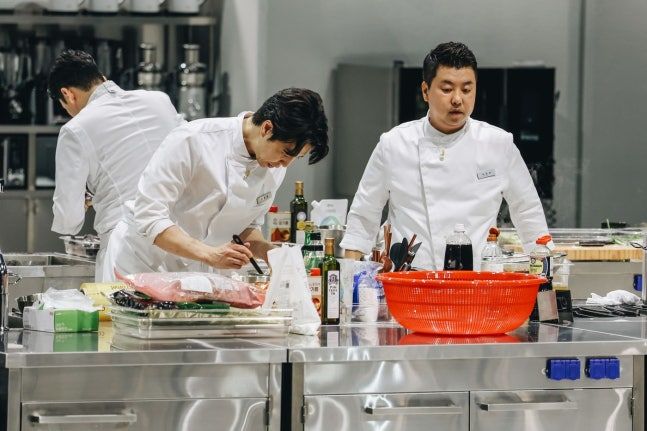 [서울=뉴시스] 넷플릭스 오리지널 '흑백요리사: 요리 계급 전쟁' 시즌2 한 장면.(사진=넷플릭스 제공) *재판매 및 DB 금지