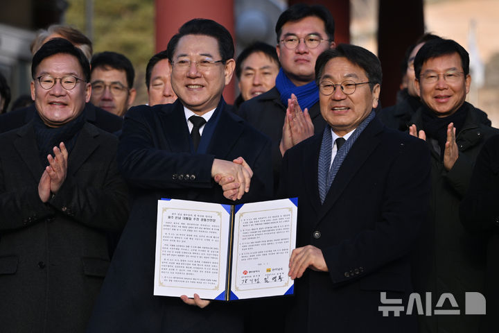 [Gwangju=Newsis] Reporter Lee Young-ju: Kang Ki-jung (right), Mayor of Gwangju, and Kim Young-rok, Governor of Jeollanam-do, are taking a commemorative photo after reading the Gwangju-Jeonnam Integration Promotion Joint Declaration at the National May 18th National Cemetery in Buk-gu, Gwangju, on the morning of the 2nd, 2026.01.02