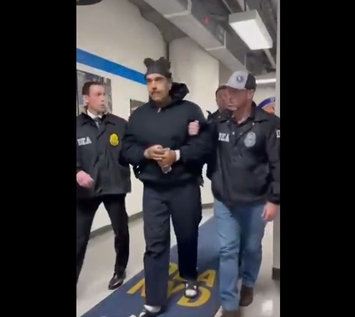 [서울=뉴시스] 백악관의 엑스(X·옛 트위터) 긴급대응 계정은 3일(현지 시간) "범죄자가 걸어갔다(perp walked)"는 제목으로,마두로가 DEA 뉴욕 지부 건물 복도에서 호송되는 영상을 공유했다.마두로 대