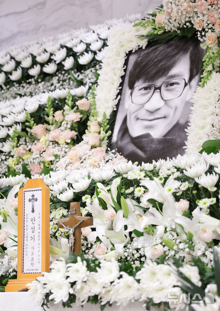 [서울=뉴시스] 사진공동취재단 = 5일 서울 서초구 서울성모병원 장례식장에 배우 안성기의 빈소가 마련돼 있다. 2026.01.05. photo@newsis.com