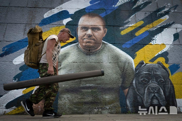 [키이우=AP/뉴시스] 지난해 6월 사진으로,우크라이나 키이우의 한 건물 벽에 '거미집(스파이더웹) 작전'을 이끈 바실 말리우크 보안국(SBU) 국장의 벽화가 그려져 있다.(사진=뉴시스DB)
