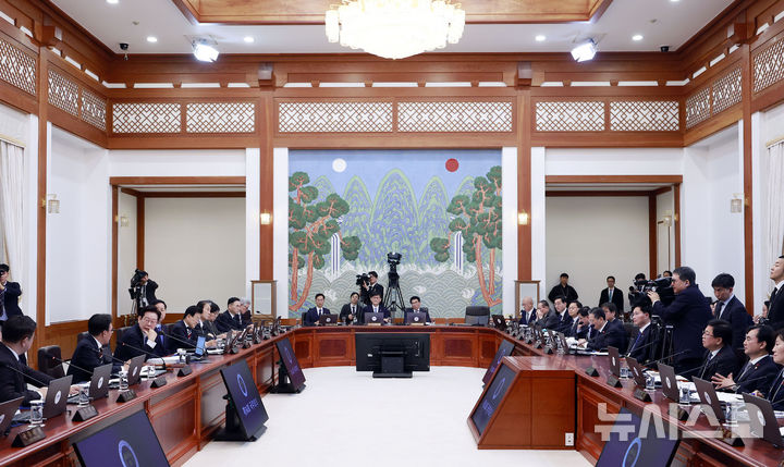 [서울=뉴시스] 최동준 기자 = 이재명 대통령이 지난달 30일 청와대에서 열린 국무회의에서 발언하고 있다.2025.12.30.