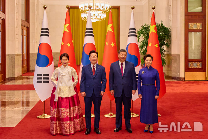 [베이징=뉴시스] 최동준 기자 = 중국을 국빈 방문 중인 이재명 대통령과 김혜경 여사가 5일(현지 시간) 베이징 인민대회당에서 시진핑 국가주석, 부인 펑리위안 여사와 기념촬영을 하고 있다. (공동취재) 2026.01