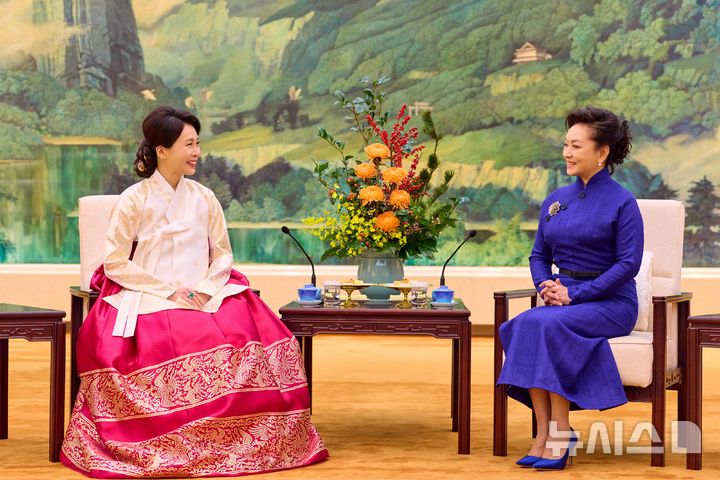 [베이징=뉴시스] 최동준 기자 = 이재명 대통령과 함께 중국을 국빈 방문 중인 김혜경 여사가 5일(현지 시간) 베이징 인민대회당에서 시진핑 국가주석의 부인 펑리위안 여사와 환담하고 있다. (공동취재) 2026.01.