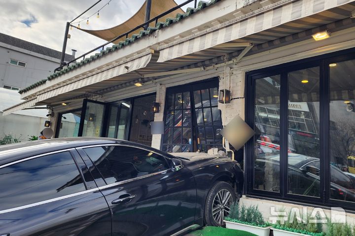 [인천=뉴시스] 6일 오후 인천 서구 마전동 한 카페로 승용차가 돌진했다.(사진=인천소방본부 제공) 2026.01.06.