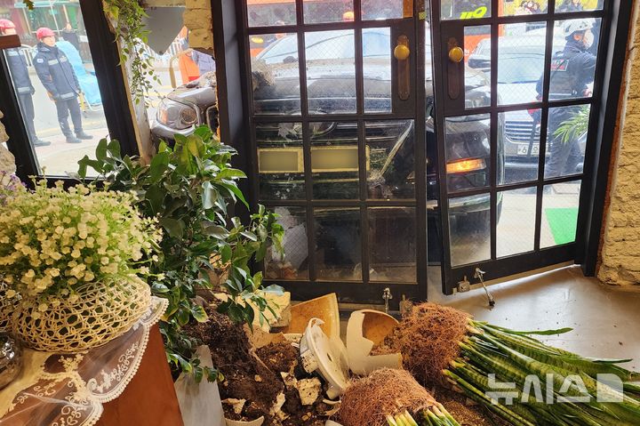 [인천=뉴시스] 6일 오후 인천 서구 마전동 한 카페로 승용차가 돌진했다.(사진=인천소방본부 제공) 2026.01.06.