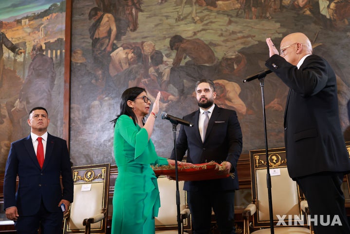 [카라카스=신화/뉴시스] 델시 로드리게스 베네수엘라 대통령 권한대행이 5일(현지 시간) 카라카스 국회의사당에서 임시 대통령 취임 선서를 하고 있다.로드리게스 임시 대통령은 취임 직후 성명을 통해 "베네수엘라는 외부