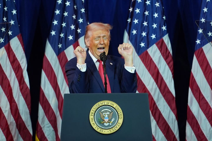 [워싱턴=AP/뉴시스]도널드 트럼프 미국 대통령이 6일(현지 시간) 미국 워싱턴DC의 트럼프 케네디 센터에서 하원 공화당 의원들을 대상으로 연설하고 있다. 2026.01.07.