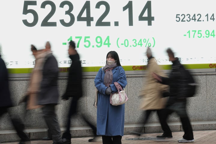 [도쿄=AP/뉴시스] 7일 일본 도쿄의 한 증권사의 일본 닛케이225지수가 표시된 전광판 앞에 한 사람이 서 있다.2026.01.07.