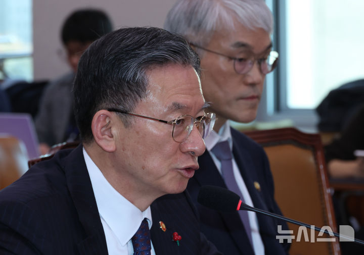 [서울=뉴시스] 김금보 기자 = 정성호 법무부 장관이 7일 오후 서울 여의도 국회에서 열린 법제사법위원회 전체회의에서 의원 질의에 답변을 하고 있다.2026.01.07.