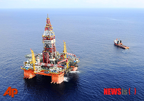 [남중국해=AP/뉴시스]일본 정부는 중국이 동중국해의 중일 중간선 중국 측 해역에서 가스전 이동식 굴착선을 활동한 것을 확인해 외교 경로를 통해 항의했다.사진은 중국 관영 신화통신이 2012년 5월 7일 제공한 사