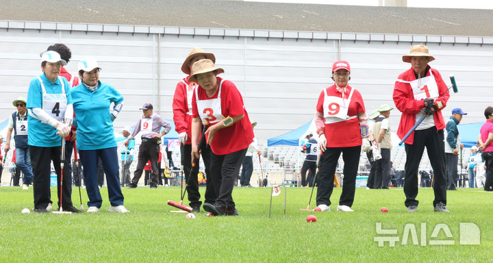[인천=뉴시스] 전진환 기자 = 2025년 인천시장기 노인건강체육대회가 열린 지난해 5월 23일 인천 서구 인천아시아드 주경기장에서 게이트볼에 출전한 선수들이 경기를 펼치고 있다.해당 사진은 기사와 직접 관련이 없