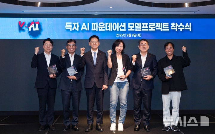 [서울=뉴시스]배경훈 과학기술정보통신부 장관이 9일 오후 서울 중구 르메르디앙 미드센츄리룸에서 열린'독자 AI 파운데이션 모델 프로젝트 착수식' 에서 'K-AI' 앰블럼 수여식 및 기념촬영을 하고 있다.사진 왼쪽부