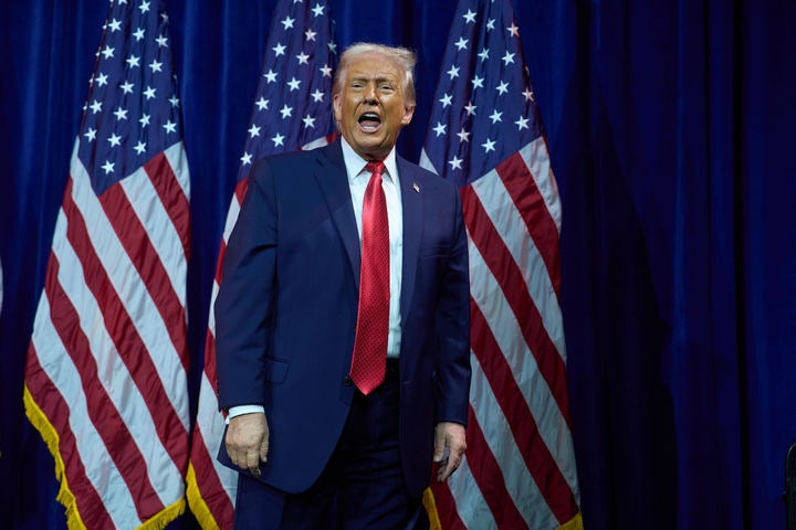 [워싱턴=AP/뉴시스]도널드 트럼프 미국 대통령이 6일(현지 시간) 미국 워싱턴DC의 트럼프 케네디 센터에서 하원 공화당 의원들을 대상으로 연설하고 있다.2026.01.07.