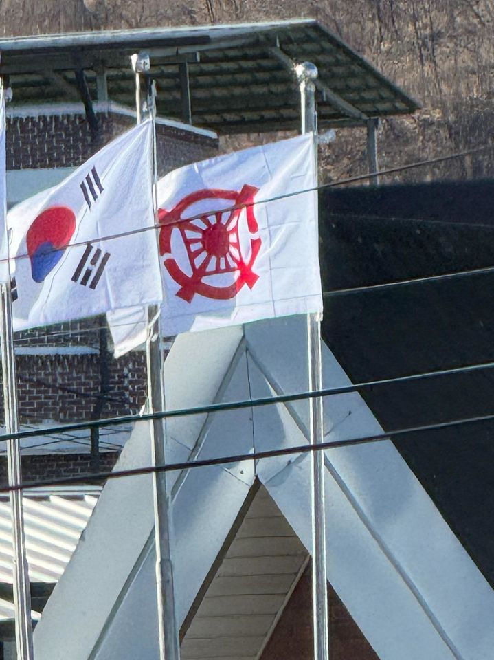 [뉴시스] 교외의 한 건물에 게양된 깃발의 문양이 일본의 전범기인 욱일기를 연상시킨다는 지적이 제기되며 온라인상에서 논란이 일고 있다.(사진=보배드림 캡처) *재판매 및 DB 금지