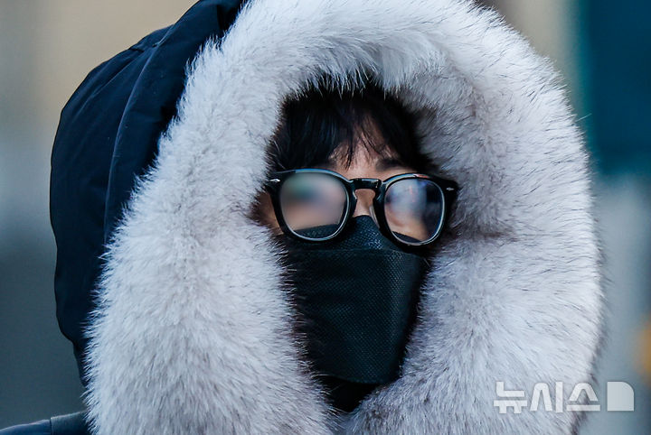 [서울=뉴시스] 정병혁 기자 = 영하권 강추위가 찾아온 8일 서울 종로구 광화문네거리에서 두꺼운 옷을 입은 시민들이 이동하고 있다.2026.01.08.