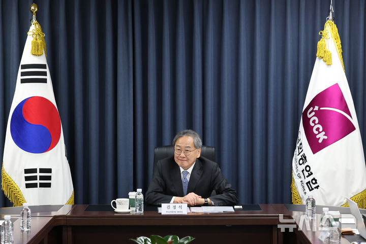 [서울=뉴시스] 배훈식 기자 = 김정석 한국교회총연합 대표회장이 8일 오후 서울 종로구 한국기독교회관에서 신년 기자간담회를 하고 있다.2026.01.08.