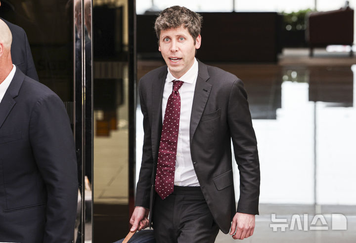 [서울=뉴시스] 김근수 기자 = 샘 올트먼 오픈AI 최고경영자(CEO)가 1일 서울 강서구 김포공항 비즈니스항공센터를 통해 입국하고 있다.(공동취재) 2025.10.01.