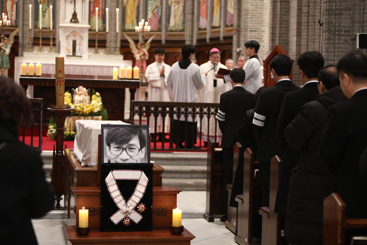 [서울=뉴시스] 천주교 서울대교구장 정순택 대주교가 9일 서울 중구 주교좌 명동대성당에서 거행된 故 안성기(사도 요한) 배우의 장례미사를 집전하고 있다.(사진=천주교 서울대교구 제공).2026.01.09.pho