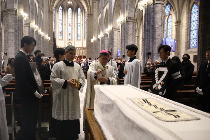 [서울=뉴시스] 천주교 서울대교구장 정순택 대주교가 9일 서울 중구 주교좌 명동대성당에서 거행된 故 안성기(사도 요한) 배우의 장례미사를 집전하고 있다.(사진=천주교 서울대교구 제공).2026.01.09.pho