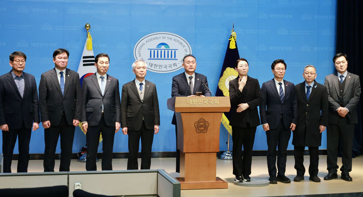 [서울=뉴시스] 고승민 기자 = 더불어민주당 김원이 전남도당위원장과 양부남 광주시당위원장 등 의원들이 9일 서울 여의도 국회 소통관에서 광주전남 통합 관련 청와대 오찬간담회에 대한 브리핑을 하고 있다.(사진=김원이