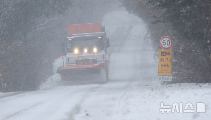 [제주=뉴시스] 우장호 기자 = 지난 2일 오전 제주시 노형동 어승생 삼거리 인근 도로에서 제설차가 눈을 치우고 있다. 2026.01.02. woo1223@newsis.com