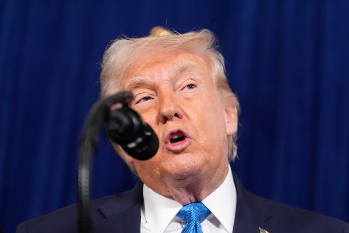 [팜비치=AP/뉴시스] 도널드 트럼프 미국 대통령이 3일(현지 시간) 플로리다주 팜비치의 마러라고 사저에서 니콜라스 마두로 베네수엘라 대통령 체포 관련 기자회견을 하고 있다.트럼프 대통령은 "안전하고 적절한 정권 