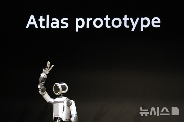 [라스베이거스=AP/뉴시스] 5일(현지 시간) 미 네바다주 라스베이거스 만달레이베이 컨벤션 센터에서 세계 최대 IT·전자 전시회 'CES 2026' 개막을 앞두고 열린 현대차그룹과 보스턴 다이내믹스의 미디어데이에서 