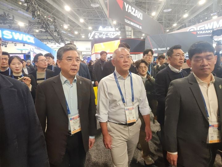 [라스베이거스=뉴시스] 정의선 현대차그룹 회장과 장재훈 현대차그룹 부회장이 6일(현지시간) 미국 라스베이거스 컨벤션 센터 웨스트 홀에서 열린 CES 2026 현장을 둘러보는 모습.(사진=이창훈 기자) 2026.01