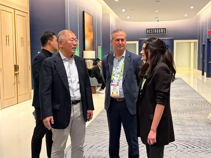 [라스베이거스=뉴시스] 정의선 현대차그룹 회장이 6일(현지시간) CES 2026 현장에서 젠슨 황 엔비디어 최고경영자의 딸 메디슨 황과 만난 모습.(사진=독자 제공) 2026.01.06 