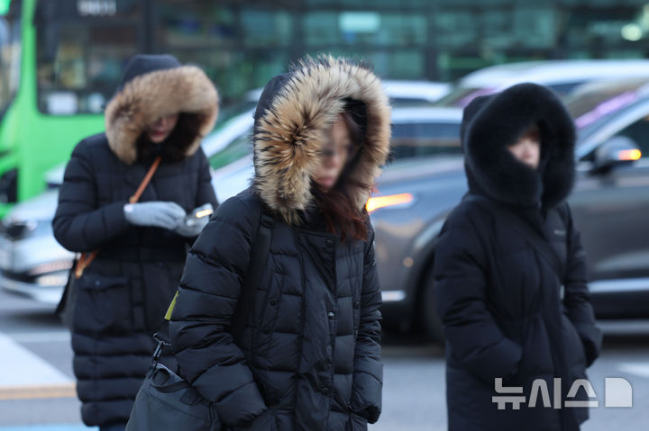 [서울=뉴시스] 권창회 기자 = 영하권 강추위가 찾아온 8일 서울 종로구 광화문네거리에서 시민들이 모자를 쓰고 이동하고 있다.2026.01.08.