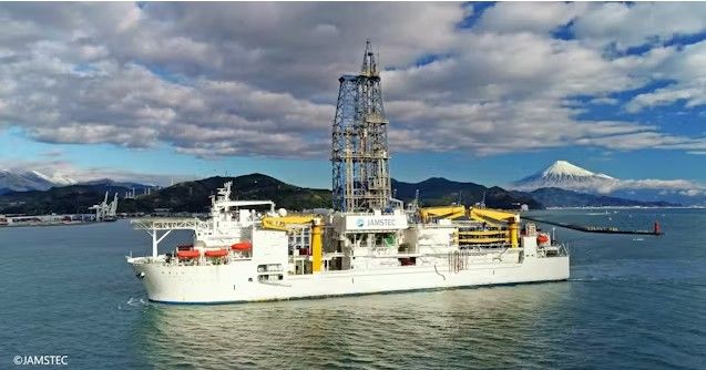 [서울=뉴시스] 일본 해양연구개발기구(JAMSTEC)는 12일 세계 최초로 심해에서 희토류 시험 시추에 착수한다.사진은 심해탐사선 치큐호.(사진=뉴시스DB) 2026.01.11.