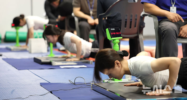 [인천=뉴시스] 전진환 기자 = 25일 오전 인천 남동구 인천경찰청 체력단련장에서 진행된 2025년 하반기 경찰공무원 시험 체력검정에서 응시생이 정자세 팔굽혀펴기를 하고 있다.2025.09.25.amin2@ne